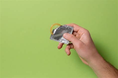 Cara memasang kondom  Foto: Cara Memakai Kondom Wanita (Stayathomemum